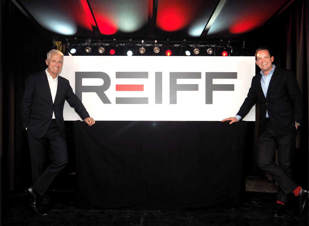 Hubert Reiff und Alec Reiff vor dem neuen Logo von REIFF Technische Produkte