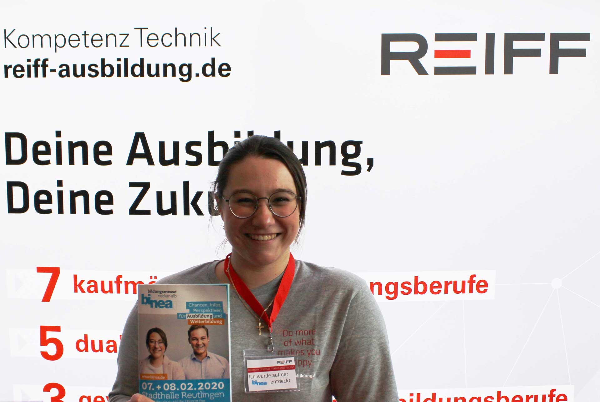 Julia Atanaskovic, Auszubildende vor dem Messestand von REIFF Technische Produkte auf der Binea 2020 in Reutlingen