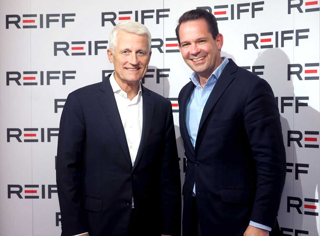 Hubert Reiff und Alec Reiff vor der Logowand von REIFF Technische Produkte