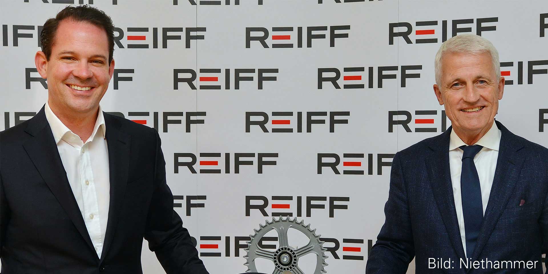 Alec Reiff und Hubert Reiff vor technischem Produkt Sortiment, REIFF Technische Produkte Reutlingen