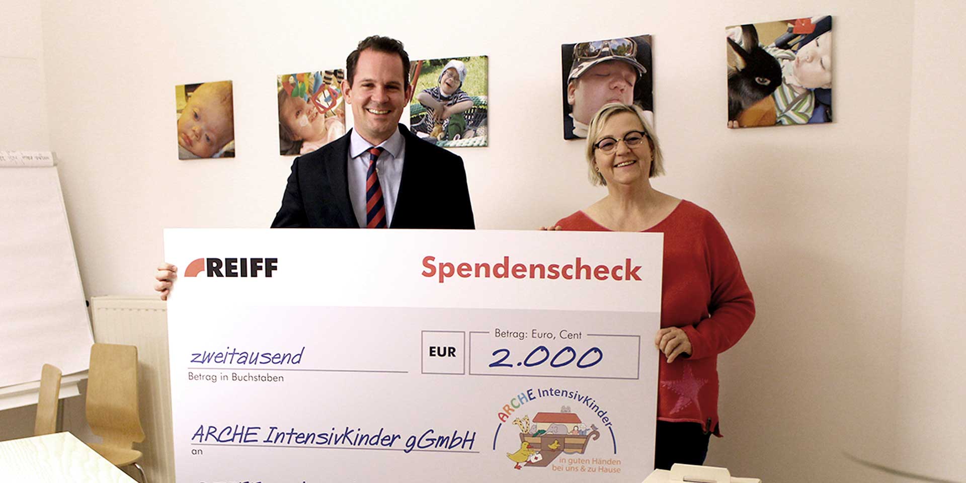Alec Reiff übergibt einen großen Spendenscheck an Mitarbeiterin der Arche Intensiv Kinder