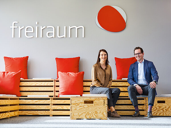 Christine Rittner und Alec Reiff sitzen in dem freiraum der REIFF Technische Produkte GmbH